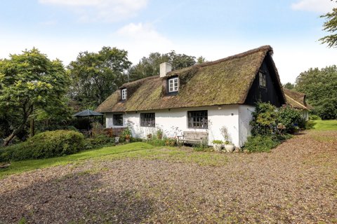 Velkommen til Ågårdsvej 8, Hyllebjerg, 9640 Farsø.
Fantastisk og hyggeligt hus i Hyllebjerg med charmerende stil.