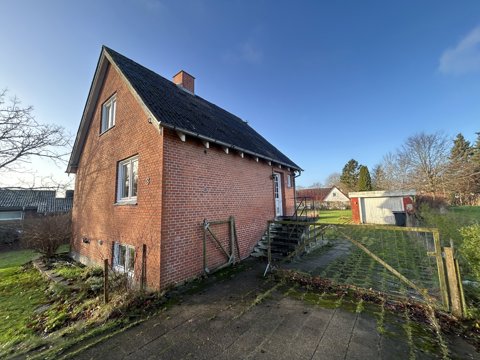 Velkommen til Skibsted Østergade 3 – et hyggeligt hus med masser af potentiale og plads til hele familien.