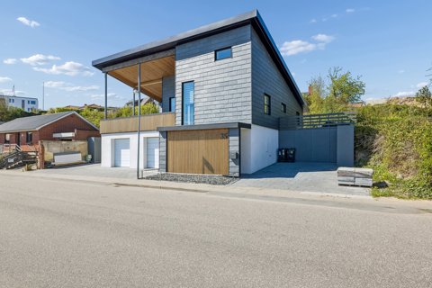 Eksklusiv villa med moderne arkitektur og panoramaudsigt