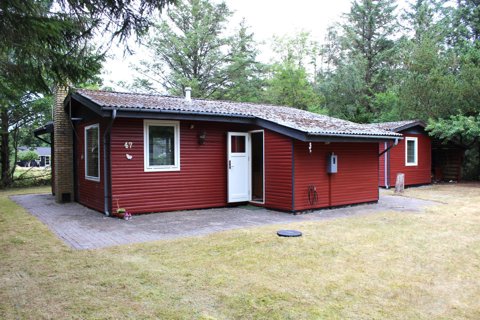 Charmerende fritidshus på stor grund i naturskønne omgivelser.